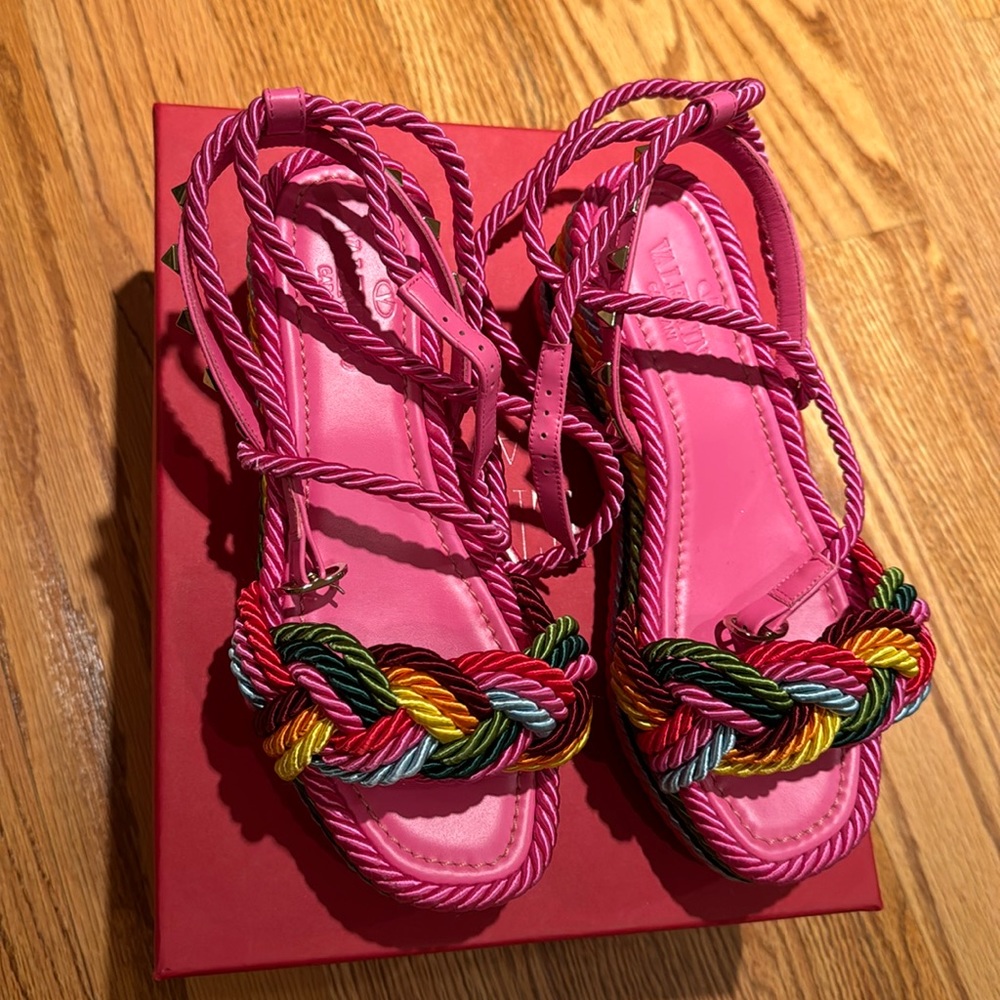 NWT Valentino wedge espadrilles sandals size 35 absolutely stunning